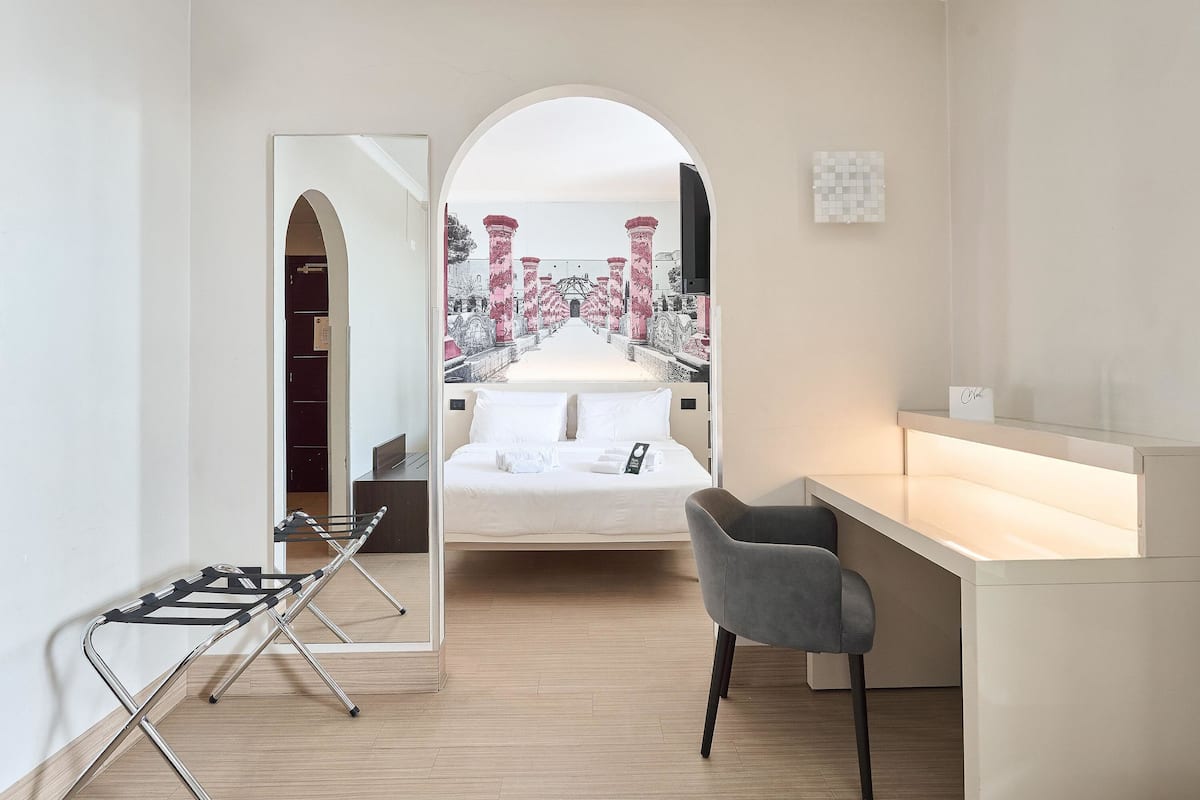 Værelse til 3 personer - ikke-ryger - terrasse | Allergivenligt sengetøj, dundyner, pengeskab på værelset, skrivebord