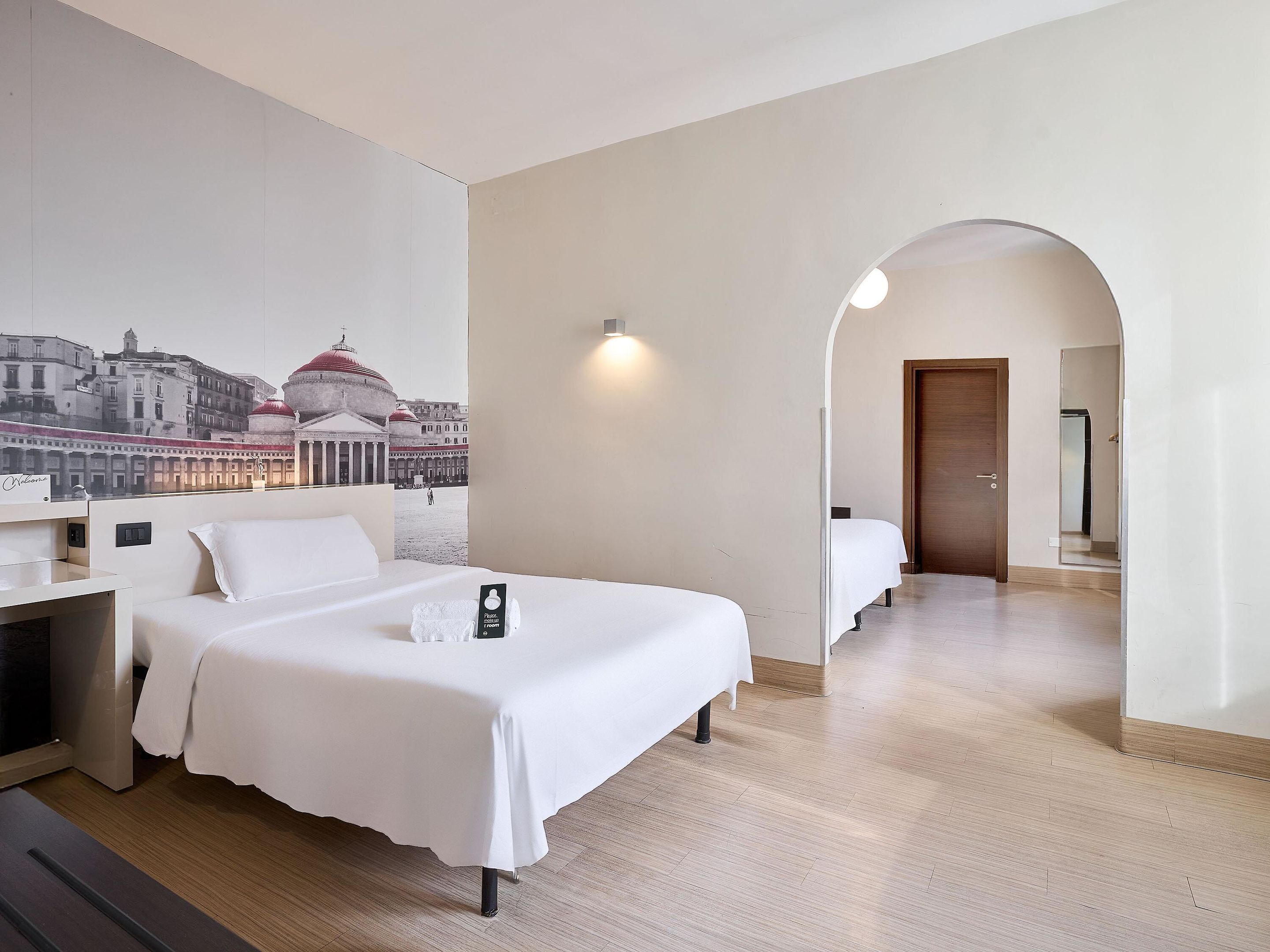 ملاءات للفراش لا تسبب الحساسية وأل حفة محشوة بالريش وخزنة داخل الغرفة