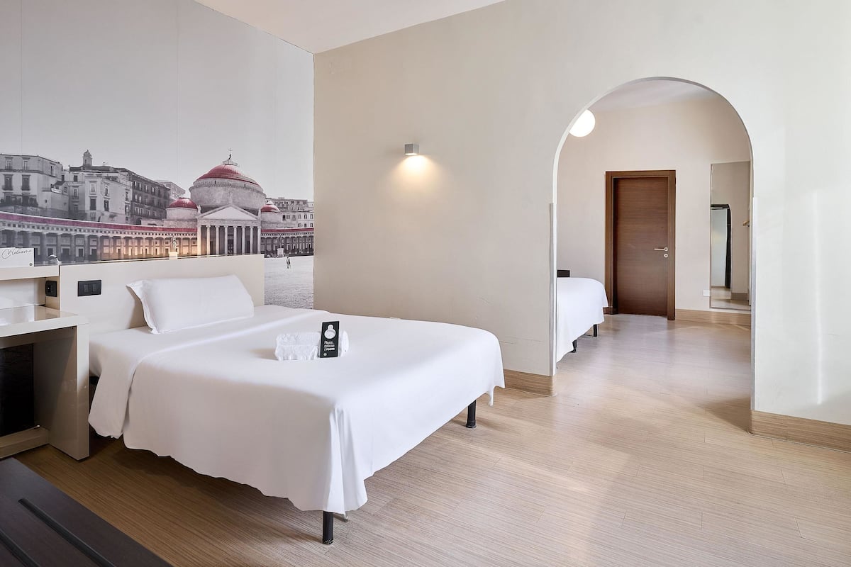 Trippelrum | Allergitestade sängkläder, duntäcken och värdeförvaringsskåp på rummet