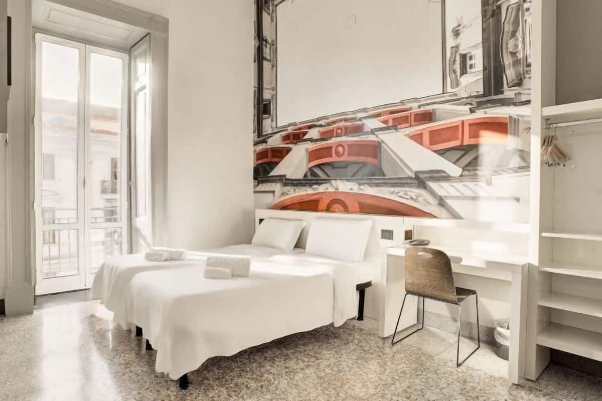 Allergitestet sengetøy, dundyner, safe på rommet og skrivebord