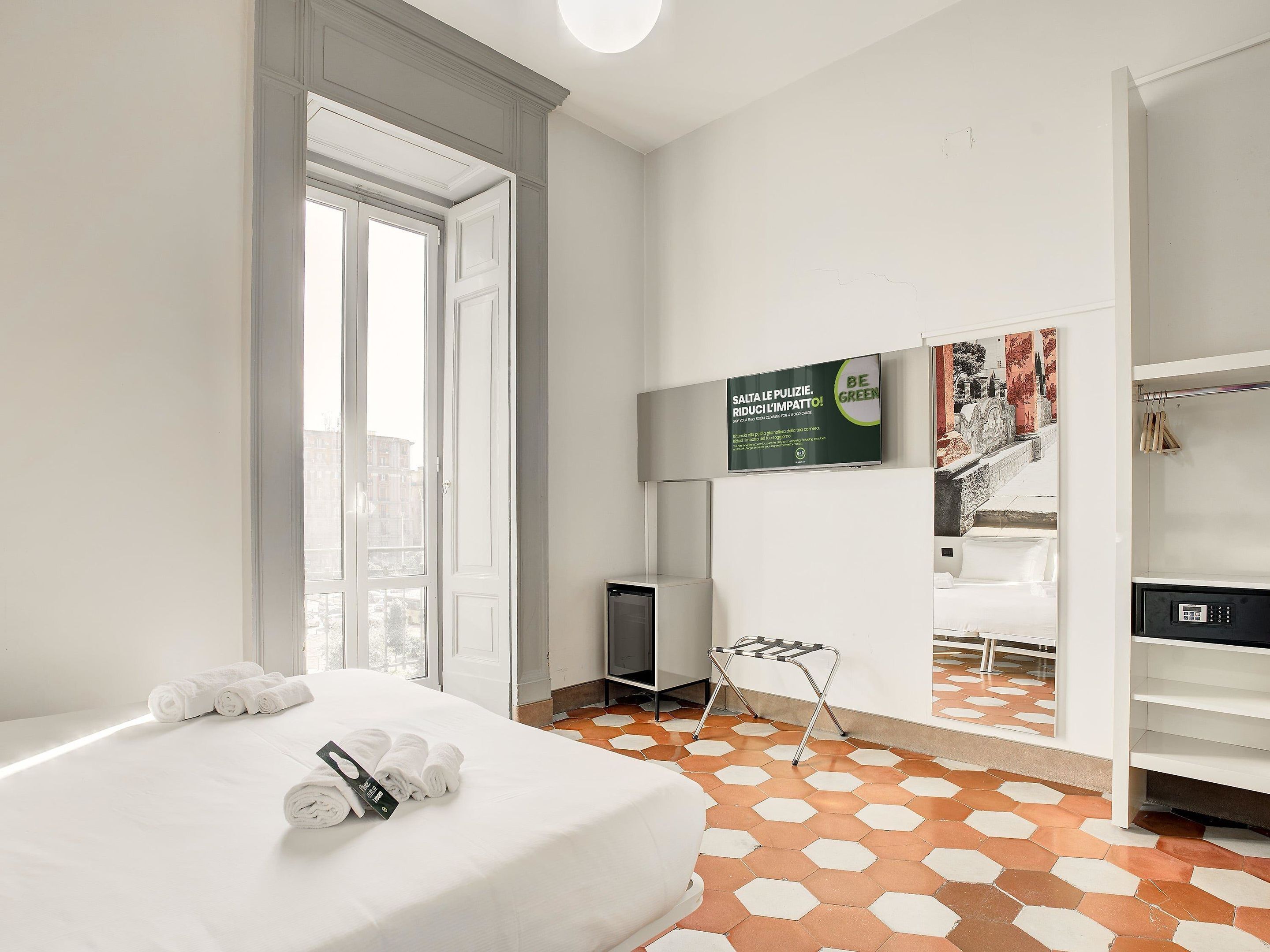 ملاءات للفراش لا تسبب الحساسية وألحفة محشوة بالريش وخزنة داخل الغرفة