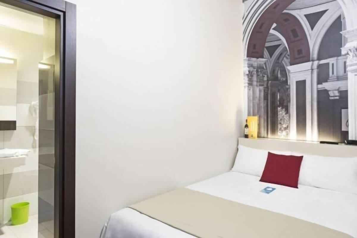 Hypo-allergenic bedding, down duvets, in-room safe, desk