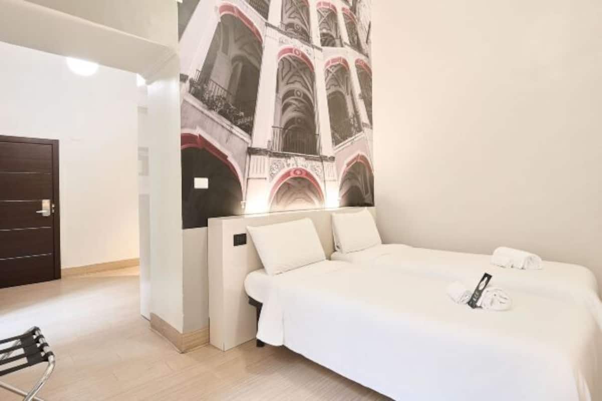 Allergitestet sengetøy, dundyner, safe på rommet og skrivebord