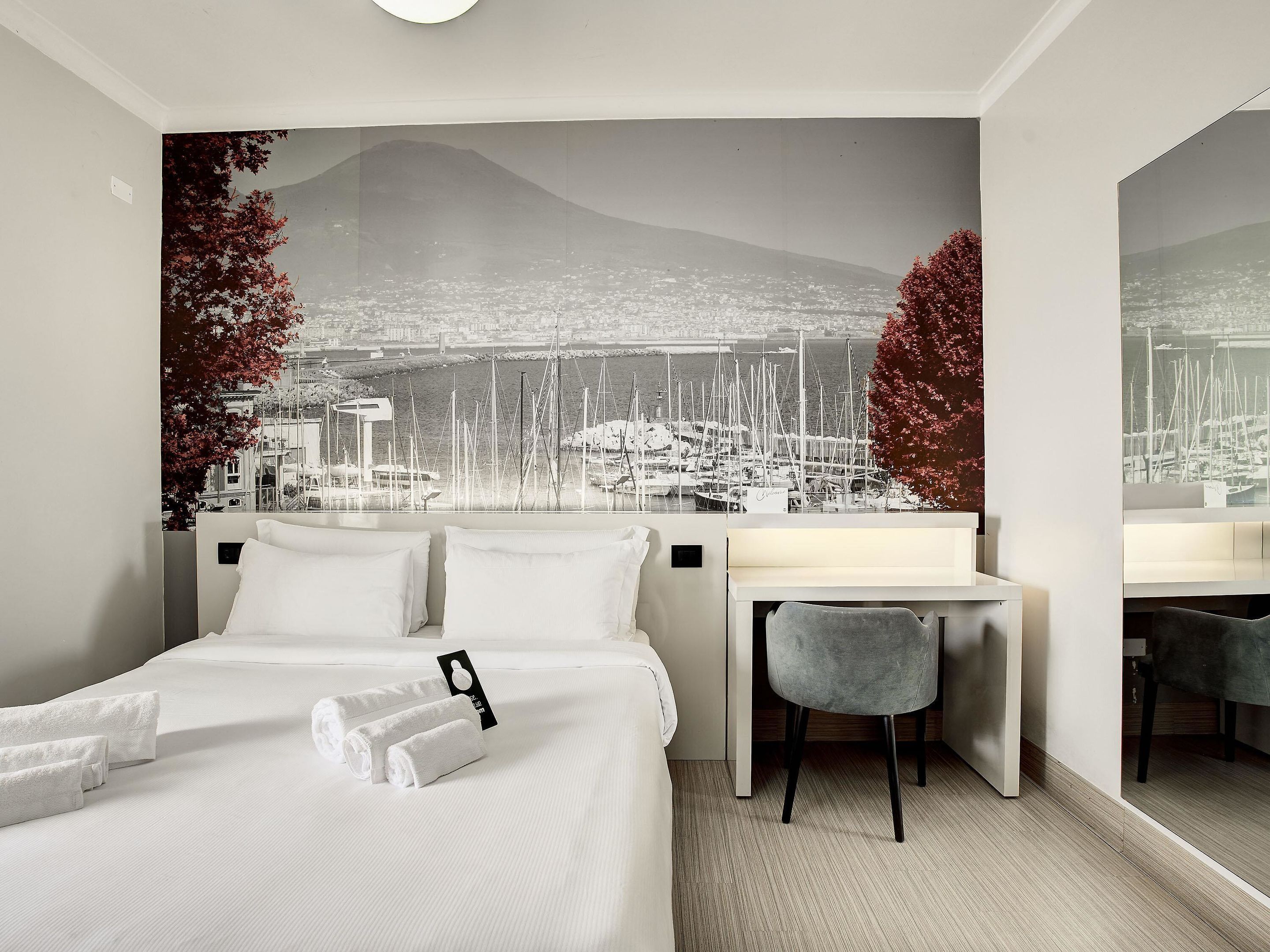 ملاءات للفراش لا تسبب الحساسية وألحفة محشوة بالريش وخزنة داخل الغرفة