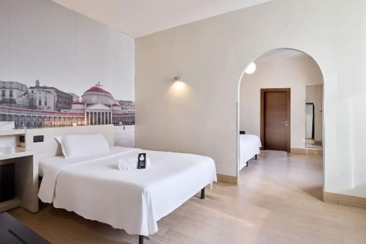 Allergitestet sengetøy, dundyner, safe på rommet og skrivebord