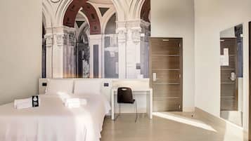 Kamar Double Standar | Seprai antialergi, selimut bulu angsa, brankas, dan meja kerja