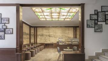 Colazione a buffet, servita tutte le mattine (9.5 EUR a persona)