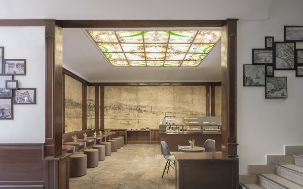 Frukostbuffé varje dag (EUR 9.5 per person)