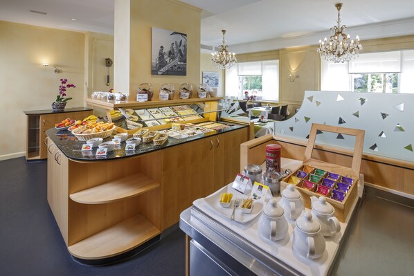 Daily buffet breakfast (CHF 18 per person)