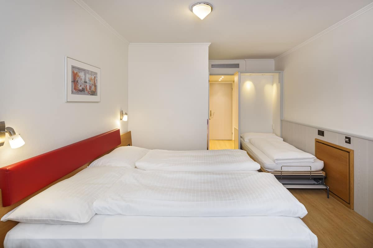 Hypo-allergenic bedding, in-room safe, desk, laptop workspace