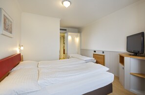 Driepersoonskamer | Hypoallergeen beddengoed, een kluis op de kamer, een bureau