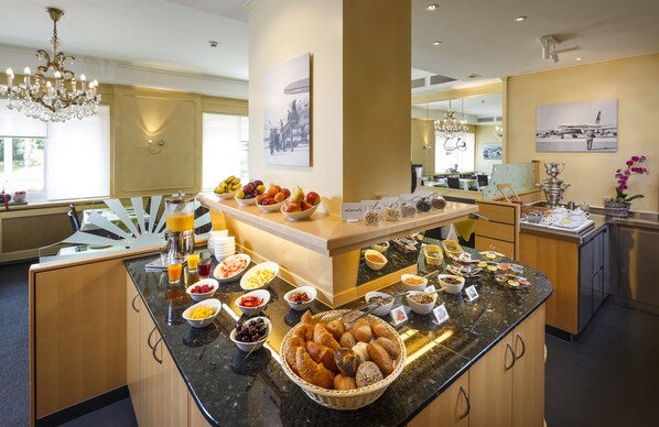 Petit déjeuner buffet (18 CHF par personne)