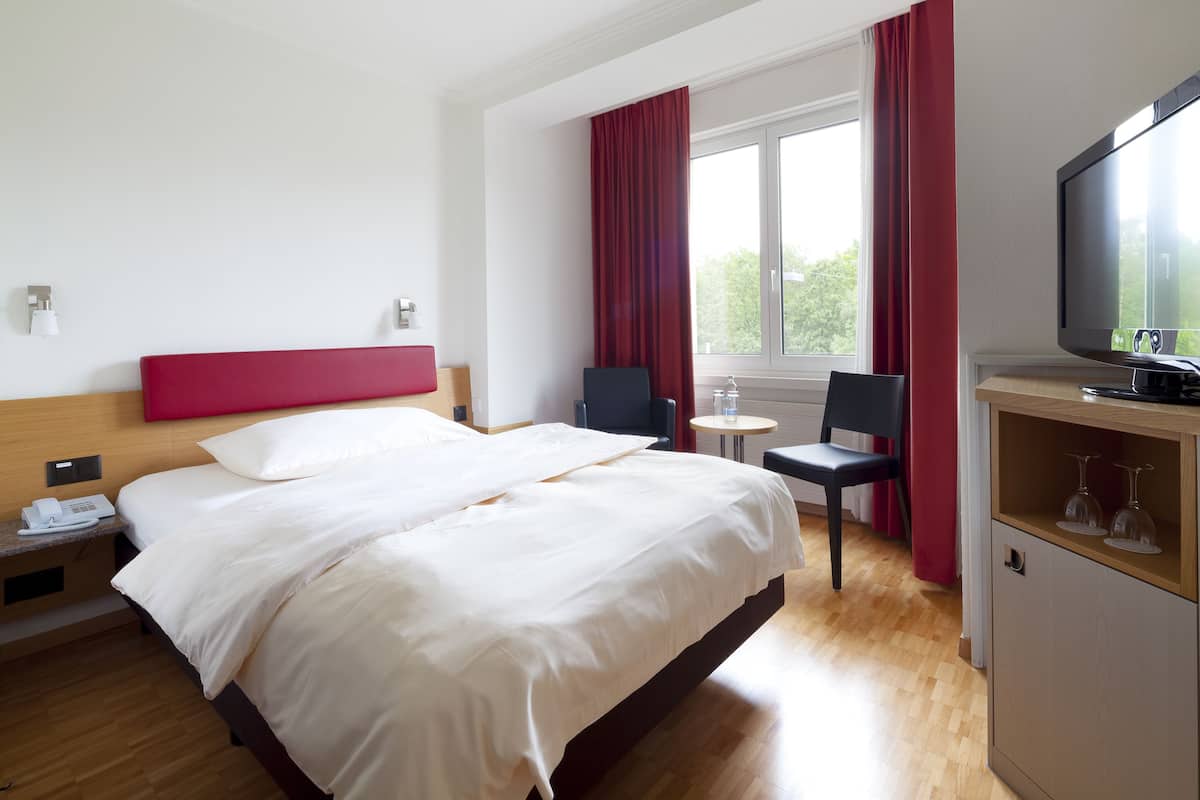 Literie hypoallergénique, coffres-forts dans les chambres, bureau