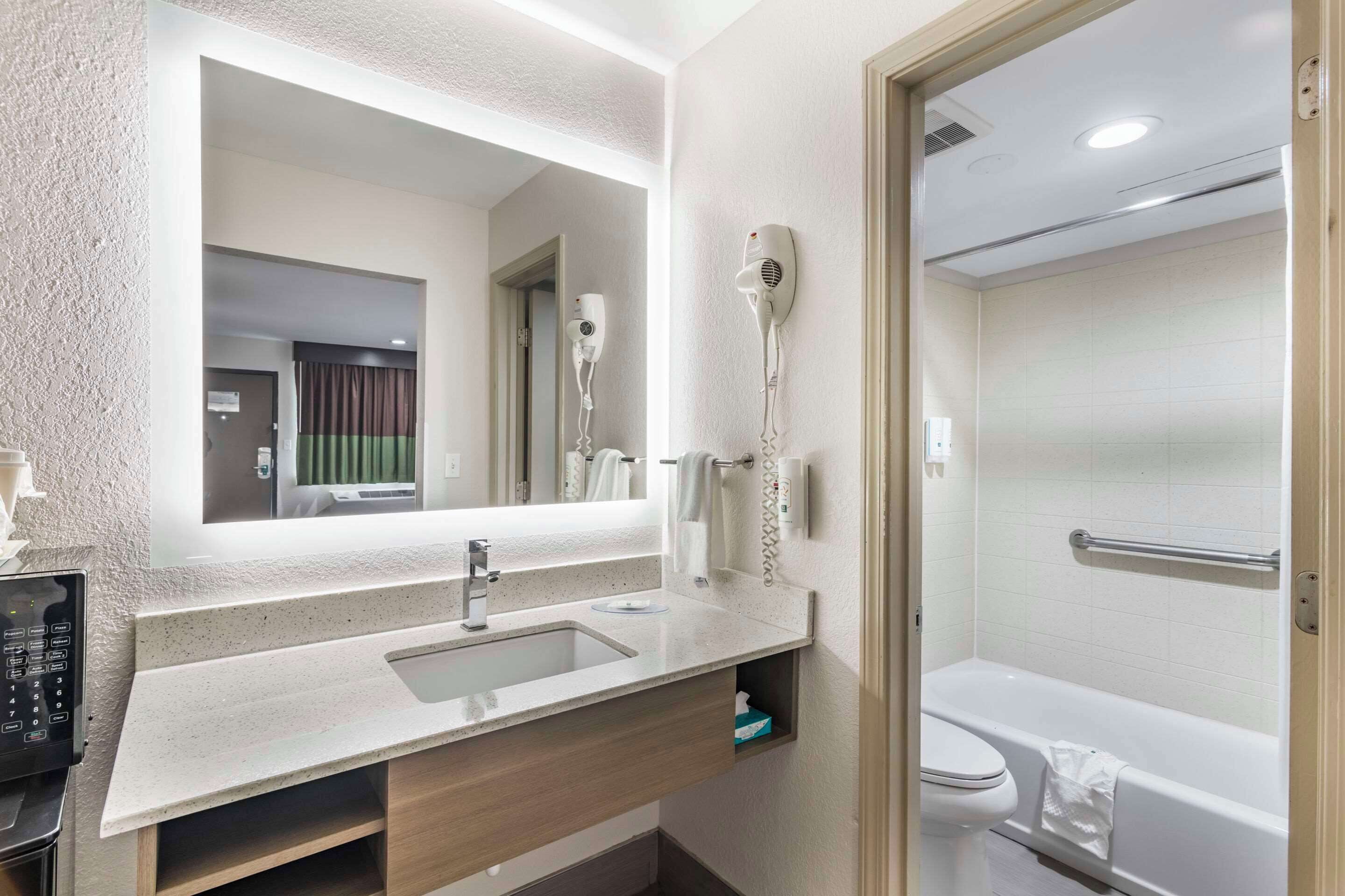 standard room, 1 king bed, non smoking | desk, iron/ironing board, free cots/infant beds, free wifi