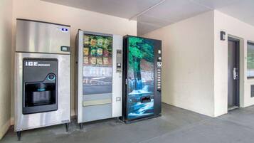 Trois distributeurs automatiques : un distributeur de glaçons, un distributeur d’en-cas et un distributeur d’eau.