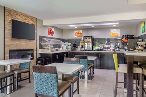 فطور أوروبي مجانًا يوميًا