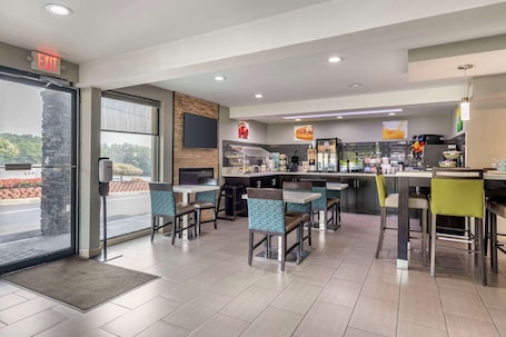 Desayuno continental incluido todos los días . Quality Inn & Suites Athens University Area