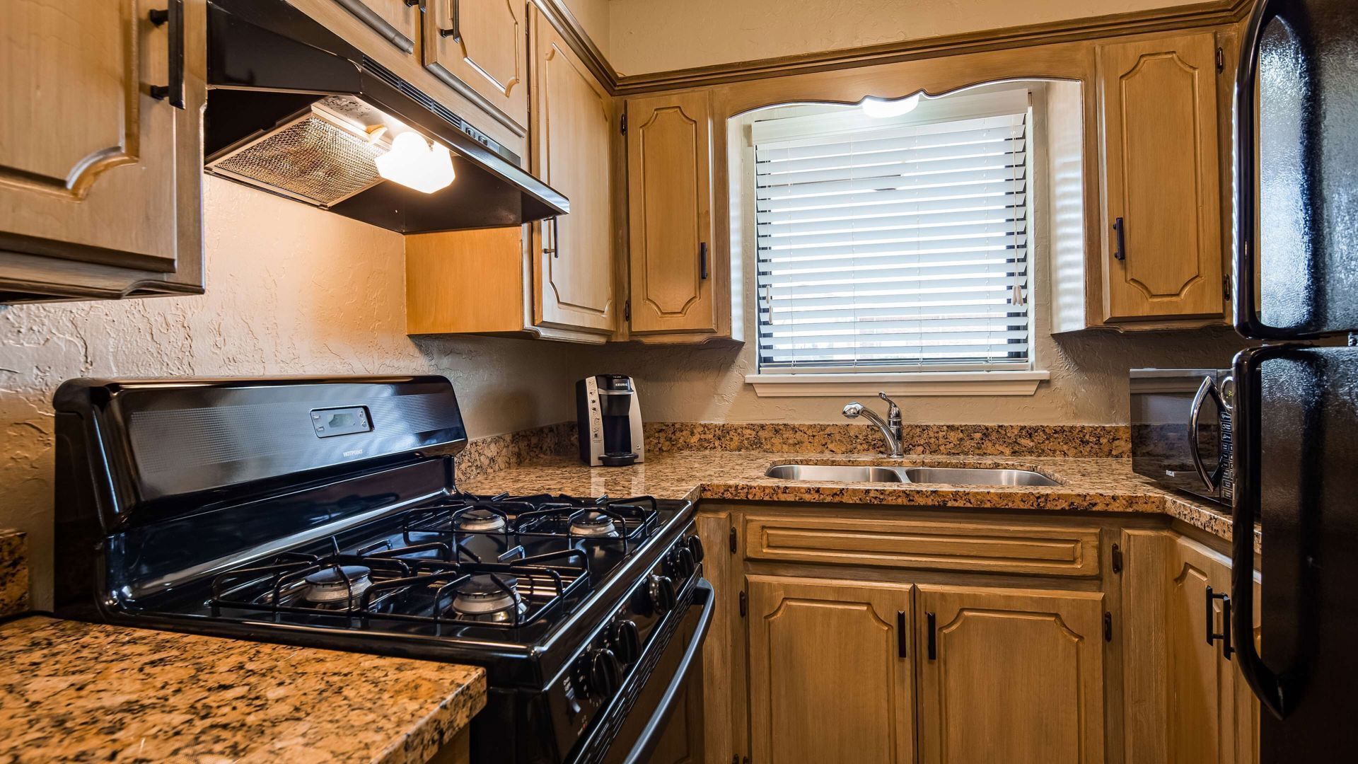 Private kitchen | Fridge, microwave, coffee/tea maker