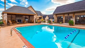 Una piscina al aire libre, cabañas de piscina gratuitas, sombrillas