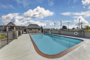 Piscine extérieure, cabanons gratuits, parasols de plage