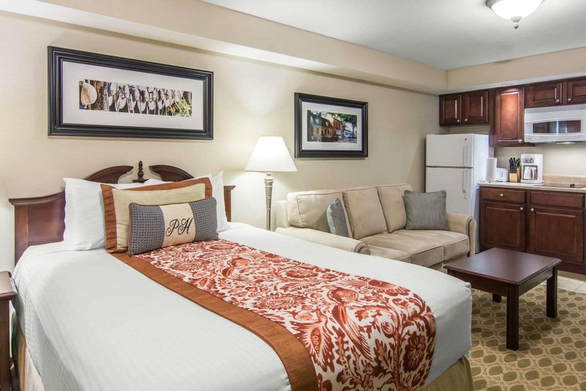 Standard Studio Suite, 1 Katil Ratu (Queen) dengan Katil Sofa, Non Smoking | 2 bilik tidur, ruang kerja komputer riba, langsir/tirai gelap terus