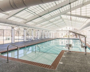 Piscine couverte, chaises longues