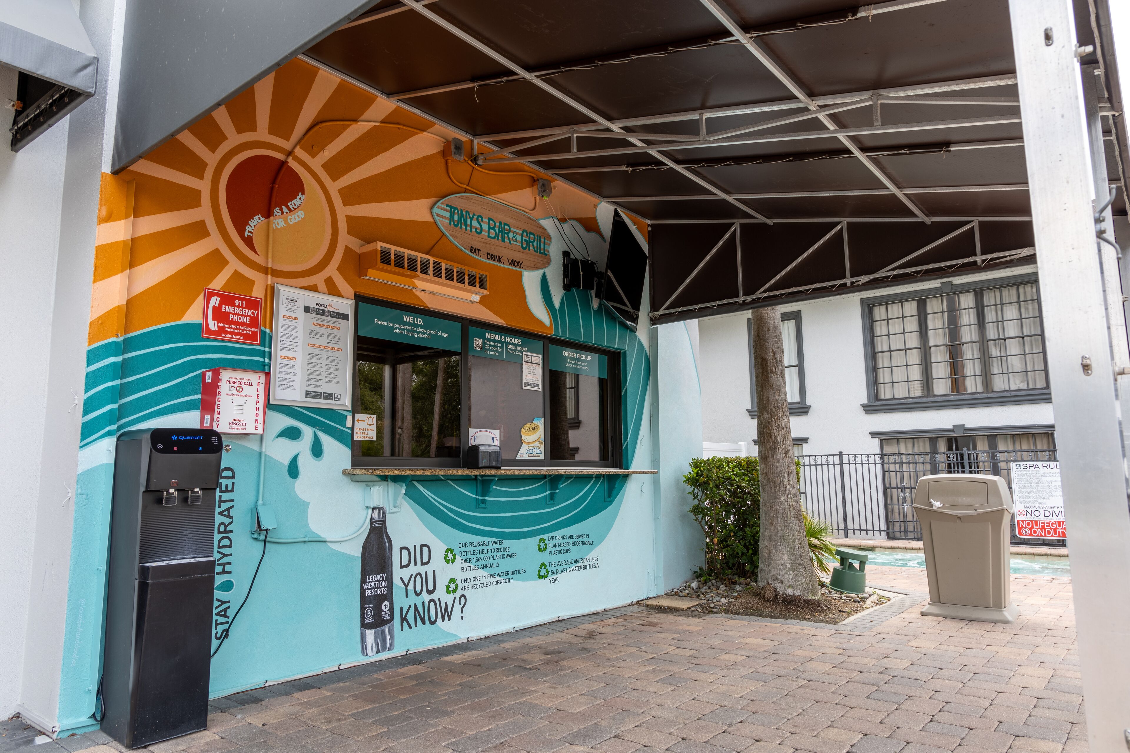 Un camión de comida con un mural colorido y un punto de hidratación.