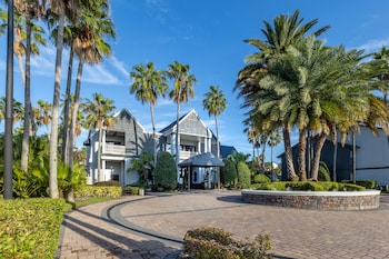 Hotel exterior and entrance at Legacy Vacation Resorts - Kissimmee/Orlando