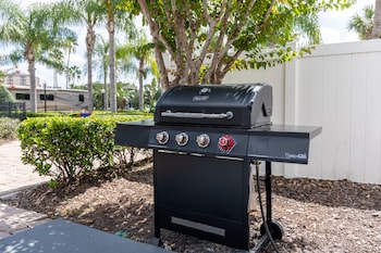 BBQ/picnic area at Legacy Vacation Resorts - Kissimmee/Orlando