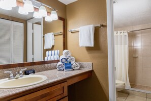 Suite, 2 chambres | Salle de bain | Ensemble douche/baignoire, articles de toilette écologiques