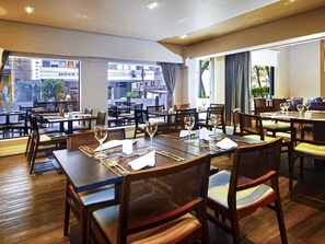 Breakfast, lunch, dinner served; international cuisine  - Hotel Belas Artes SP Paulista - Managed by Accor (Sao Paulo)