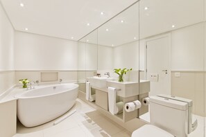 Shower, rainfall showerhead, free toiletries, hair dryer - Hotel Belas Artes SP Paulista - Managed by Accor (Sao Paulo)