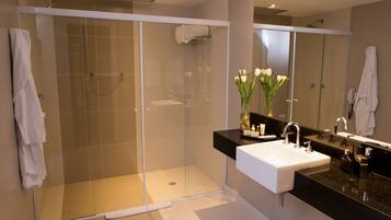Shower, rainfall showerhead, free toiletries, hair dryer