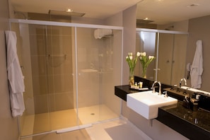 Shower, rainfall showerhead, free toiletries, hair dryer - Hotel Belas Artes SP Paulista - Managed by Accor (Sao Paulo)