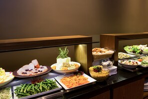 Se sirven desayunos, almuerzos y cenas; cocina internacional