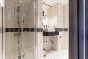 Toalettartikler (inkludert), hårføner, oppvarmet badegulv og håndklær