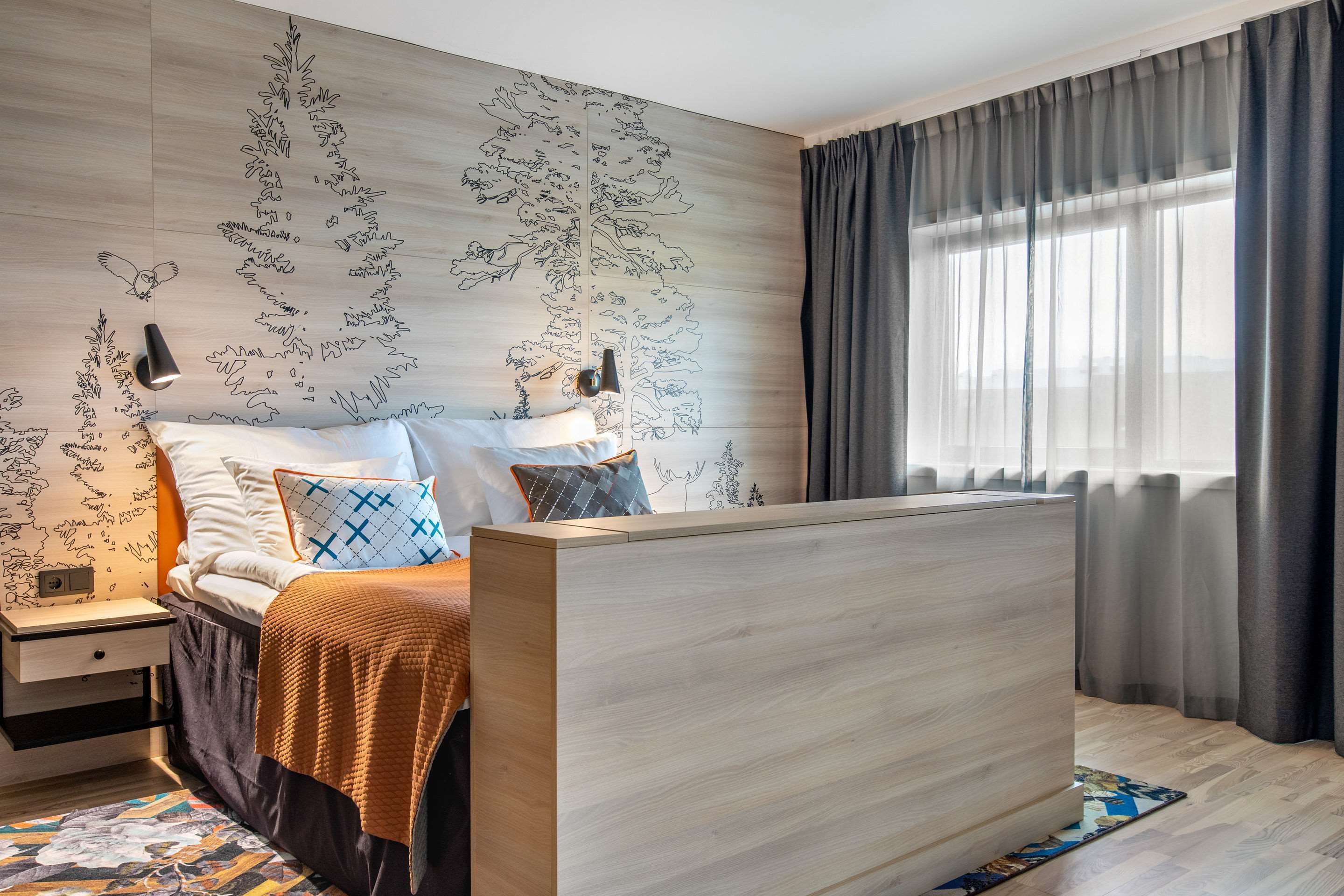 Een moderne slaapkamer met een bed, nachtkastjes, een houten hoofdbord en een groot raam met gordijnen.