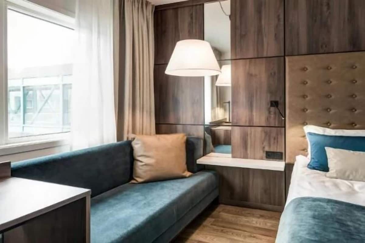 Desk, soundproofing, free WiFi, bed sheets