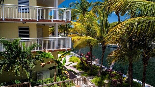 Standard Room, 1 King Bed | In-room safe, iron/ironing board, WiFi (free), bed sheets - Marina Del Mar Resort and Marina (Key Largo)