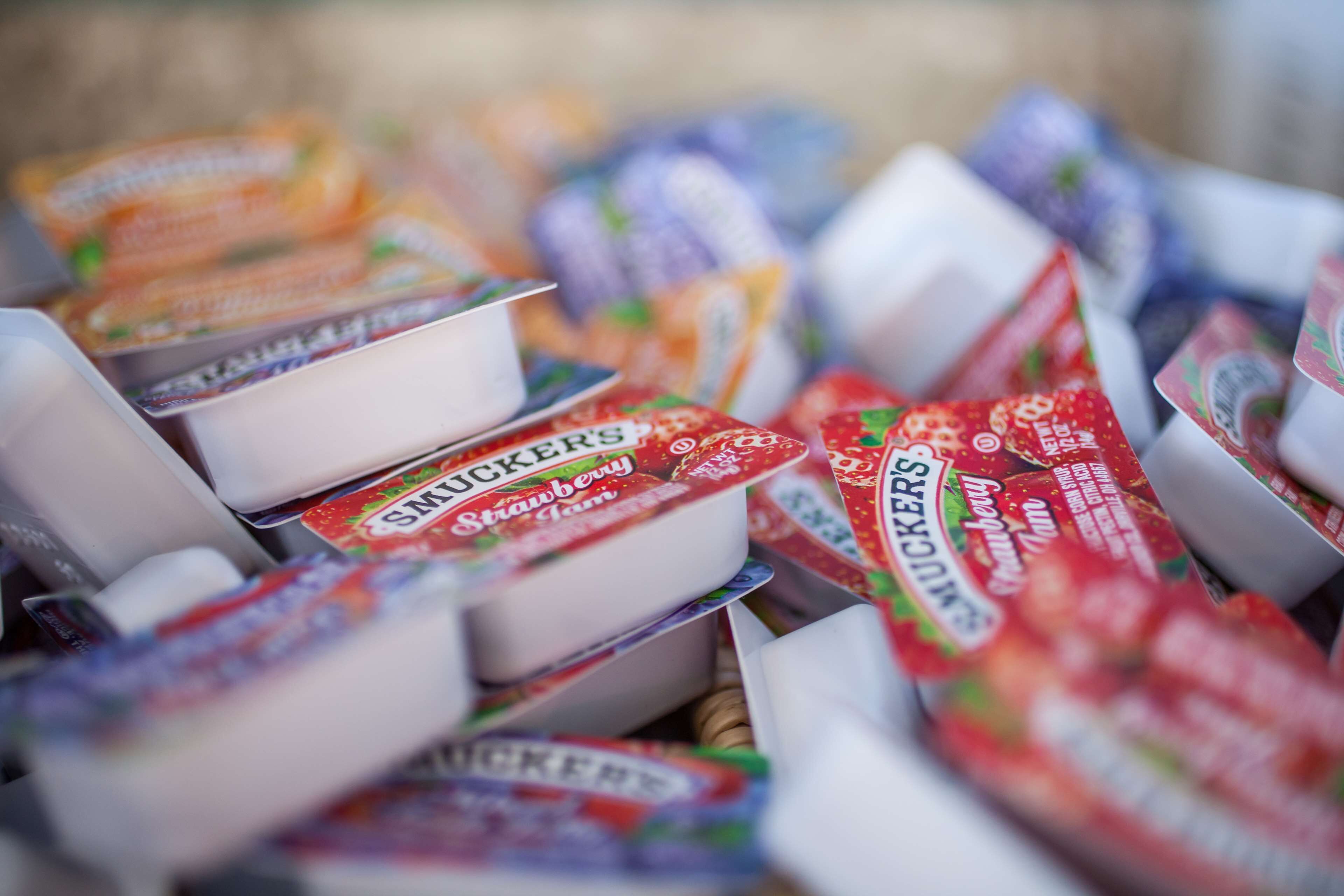 On trouve une grande variété d’aliments emballés, notamment plusieurs marques de yaourts aromatisés à la fraise.