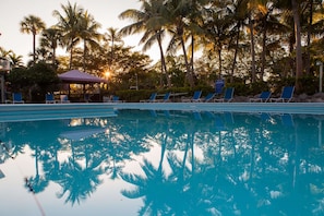 Piscine extérieure, chaises longues
