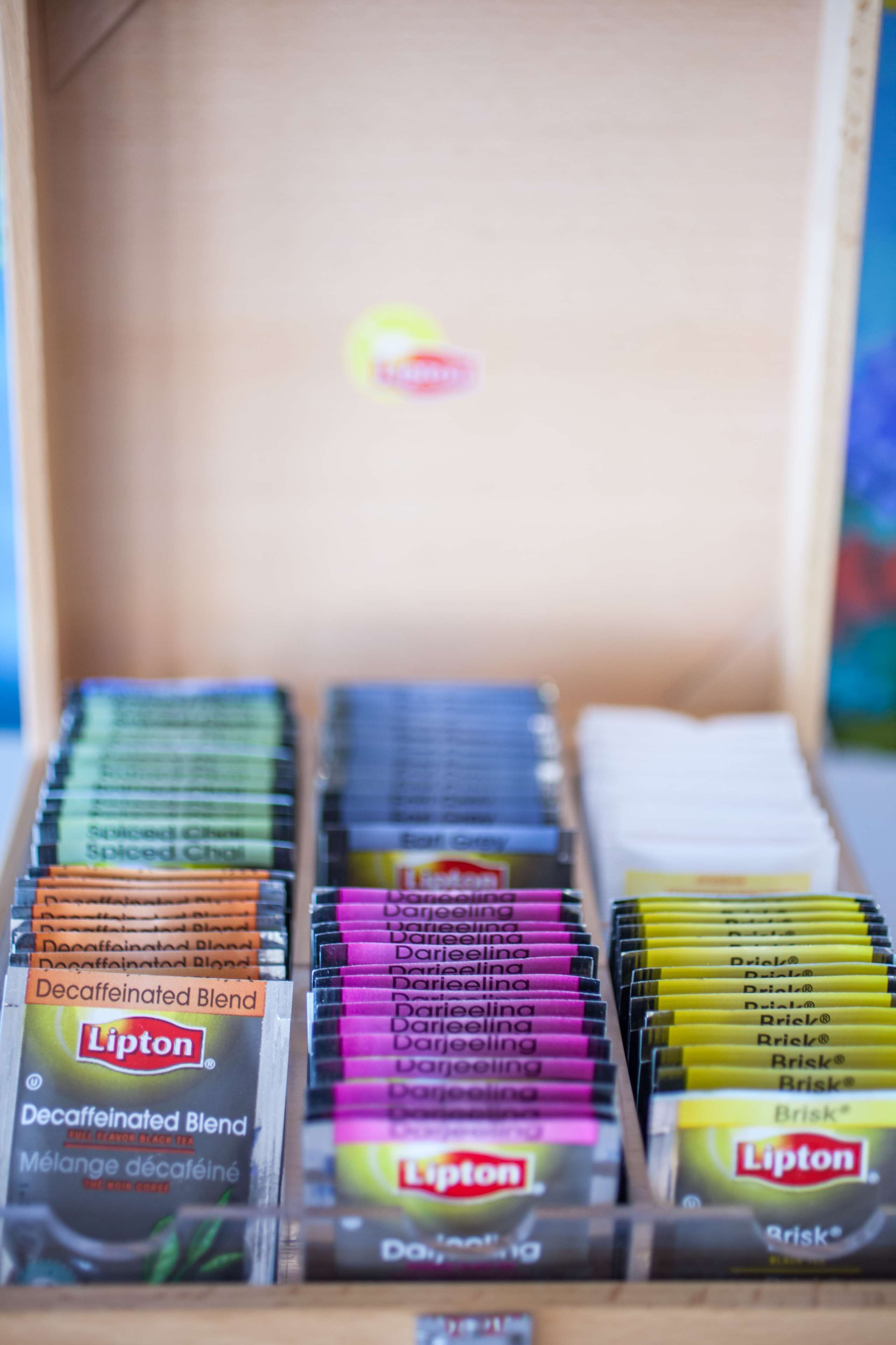 Caixa com variedades de chá decaffeinado Lipton.
