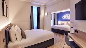 Deluxe Room, Berbilang Katil | Peti besi dalam bilik, meja, ruang kerja komputer riba