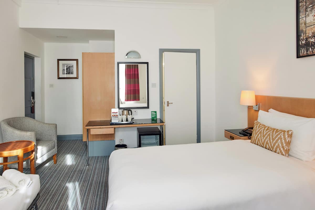 Family Room (Family) | In-room safe, desk, laptop workspace, iron/ironing board