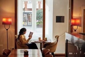 Daily buffet breakfast (GBP 16.50 per person) - Thistle London Bloomsbury Park (London)