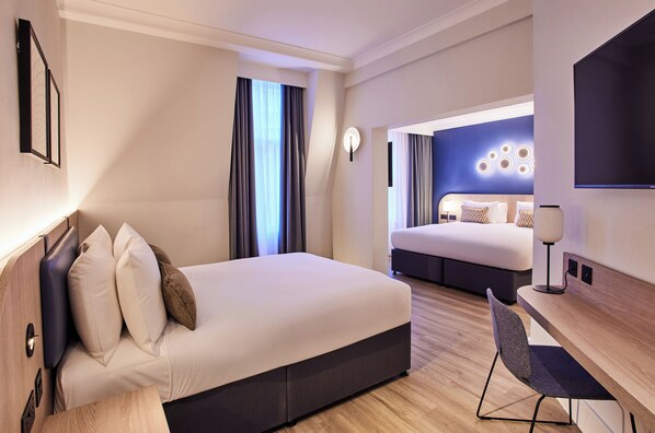 Quarto luxo, várias camas | Cofres nos quartos, escrivaninha, espaço de trabalho para notebook