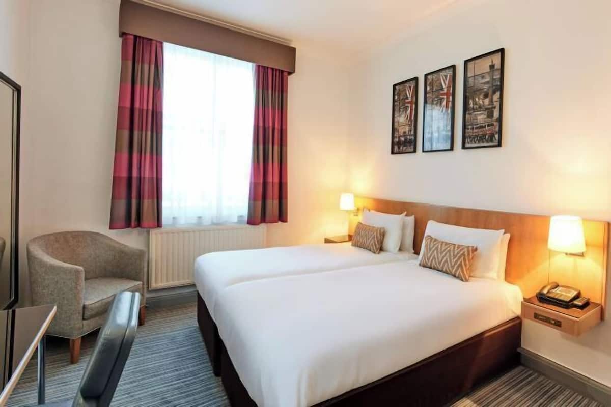 Safe på rommet, skrivebord og skrivebord for bærbar PC