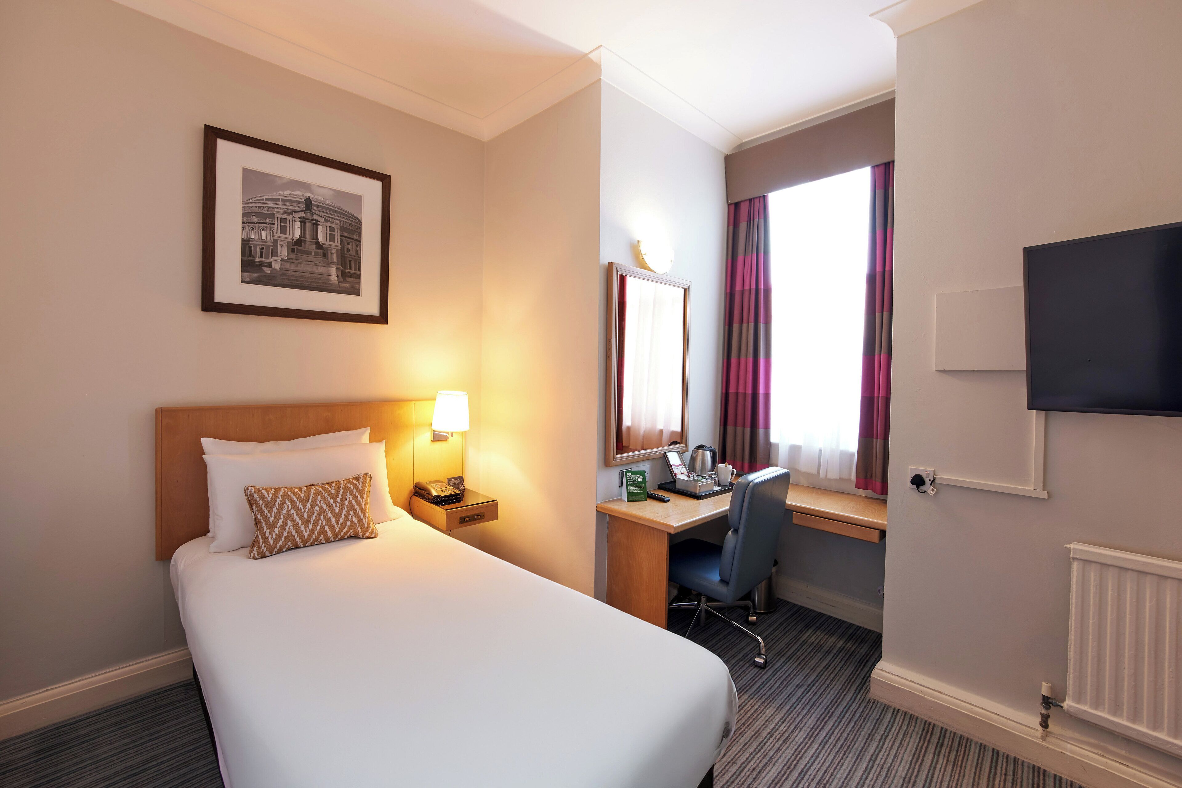 Standard Single Room | In-room safe, desk, laptop workspace, iron/ironing board