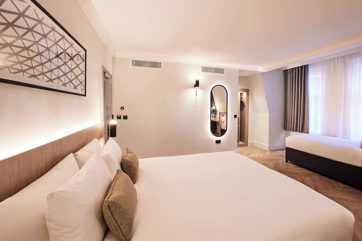 Habitación Deluxe, varias camas | Caja fuerte, escritorio, espacio para trabajar con un portátil