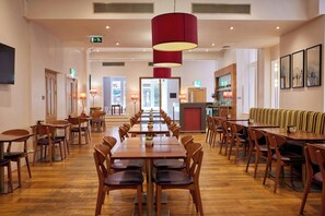 Breakfast served, British cuisine - Thistle London Bloomsbury Park (London)